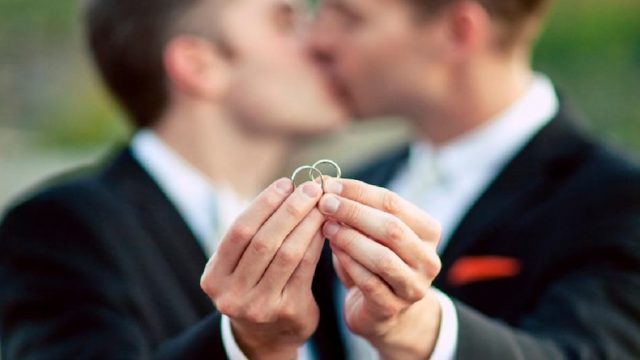 Descarta AMLO ley federal sobre matrimonio gay