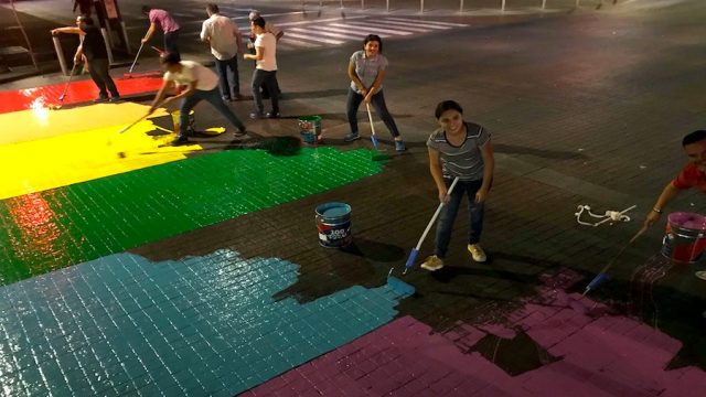 Pasos peatonales de Guadalajara se pintan de arcoíris