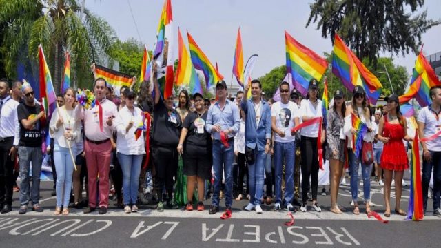 Gobernador de Jalisco se une a la marcha LGBT