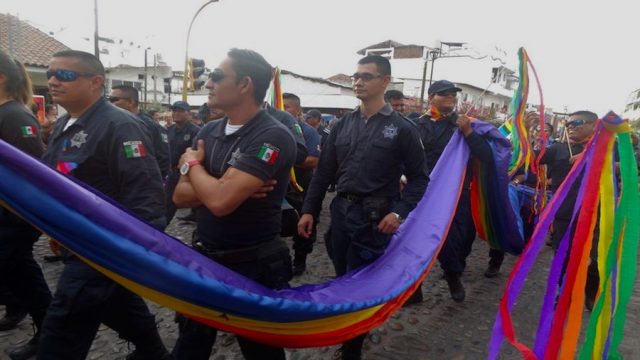 Obligaron a policías a desfilar en el Gay Pride de Puerto Vallarta, hubo molestia