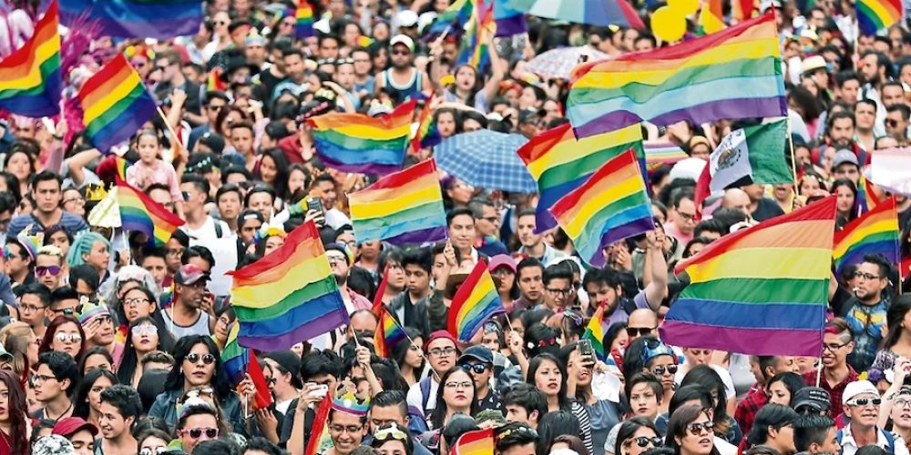 El movimiento LGBT ha sido usado para que olvidáramos la desigualdad social: AMLO